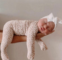 Baby girl headband bow in white ribbed fabric