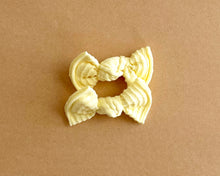 Pale Yellow Wavy Ribbed BloomCLIPS set of 2