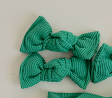Kelly green mini ribbed bloomclips for baby girl