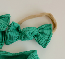 Kelly green ribbed nylon headband for baby girl 